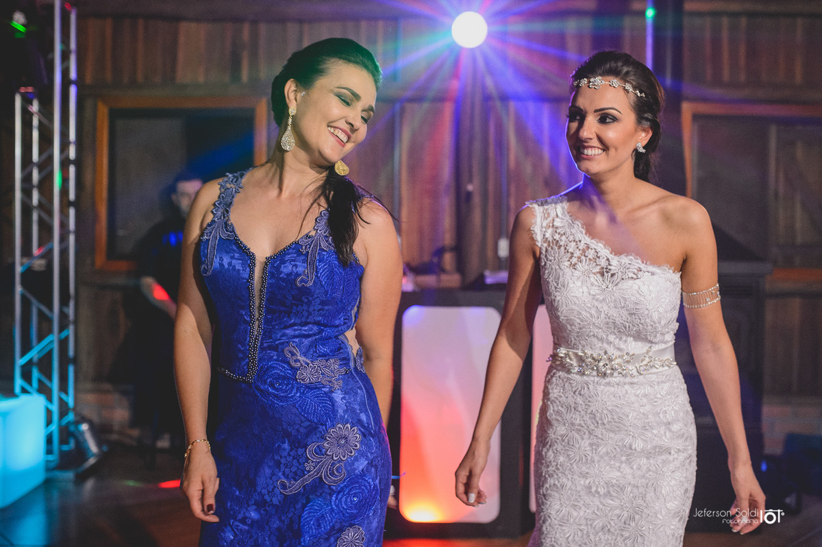 Noiva e irmã dançando.