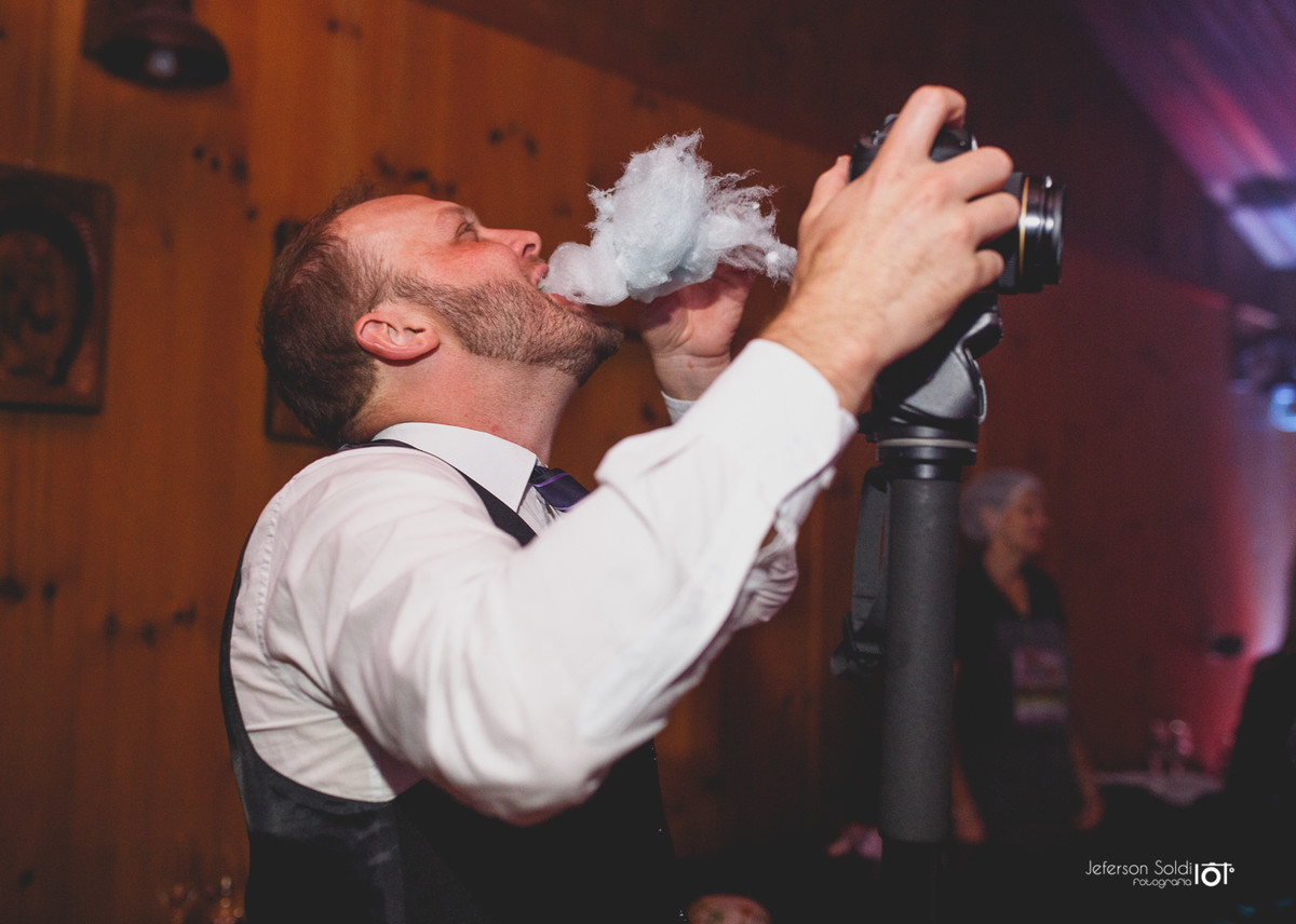 Convidado comendo algodão doce.