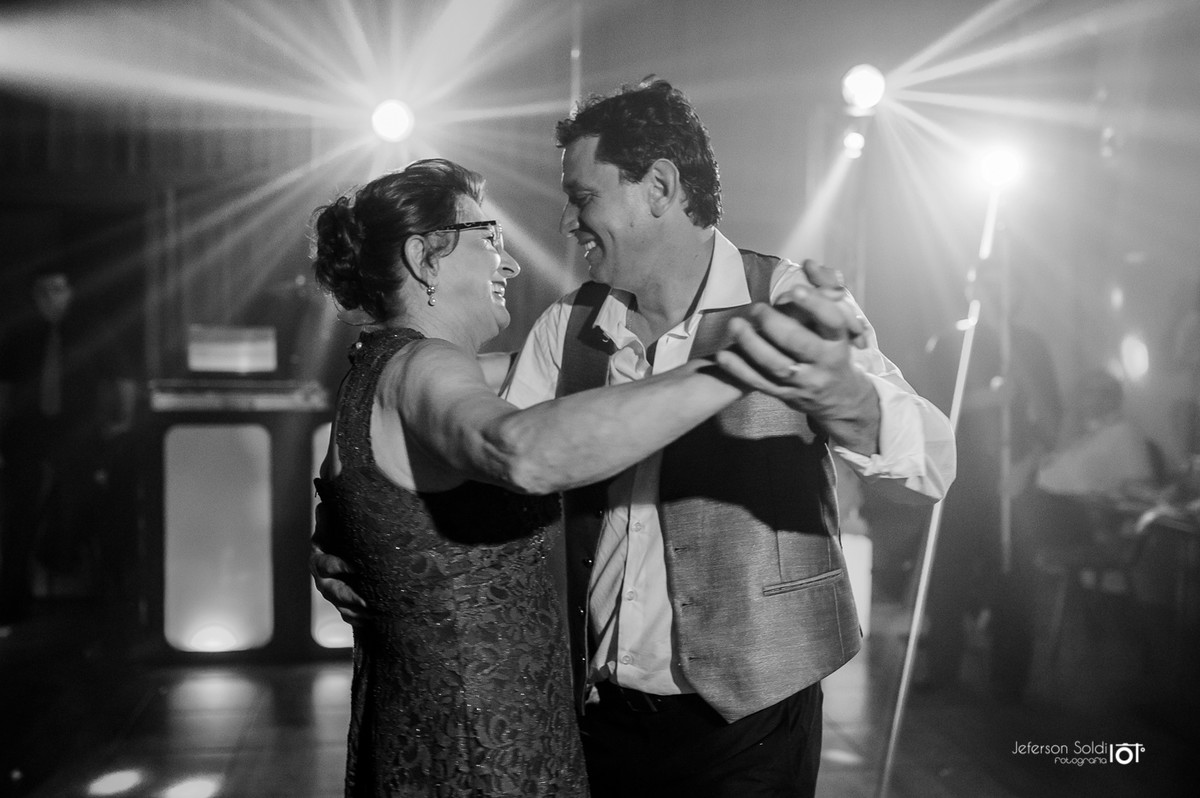 Noivo dançando com sua mãe.