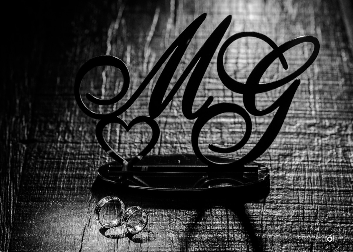 Foto das alianças com as iniciais dos noivos.