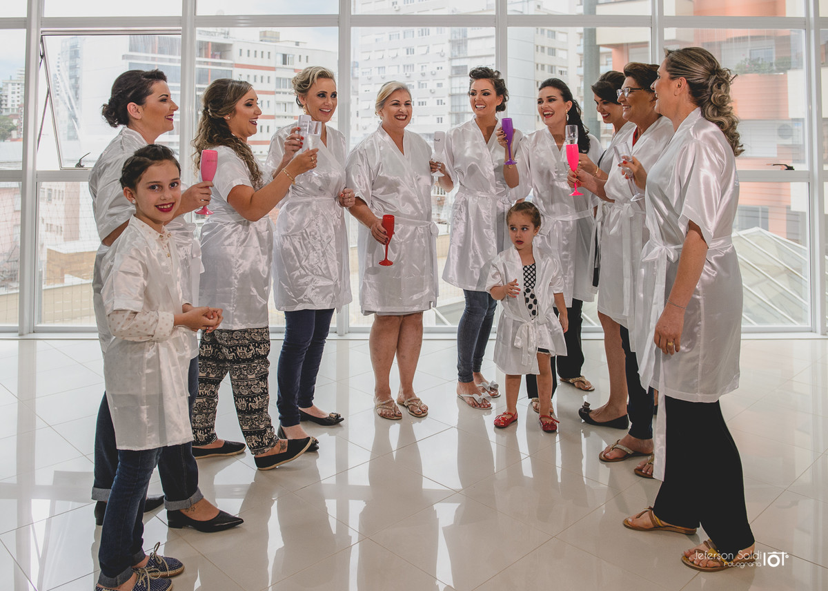 Noiva brindando com as madrinhas.