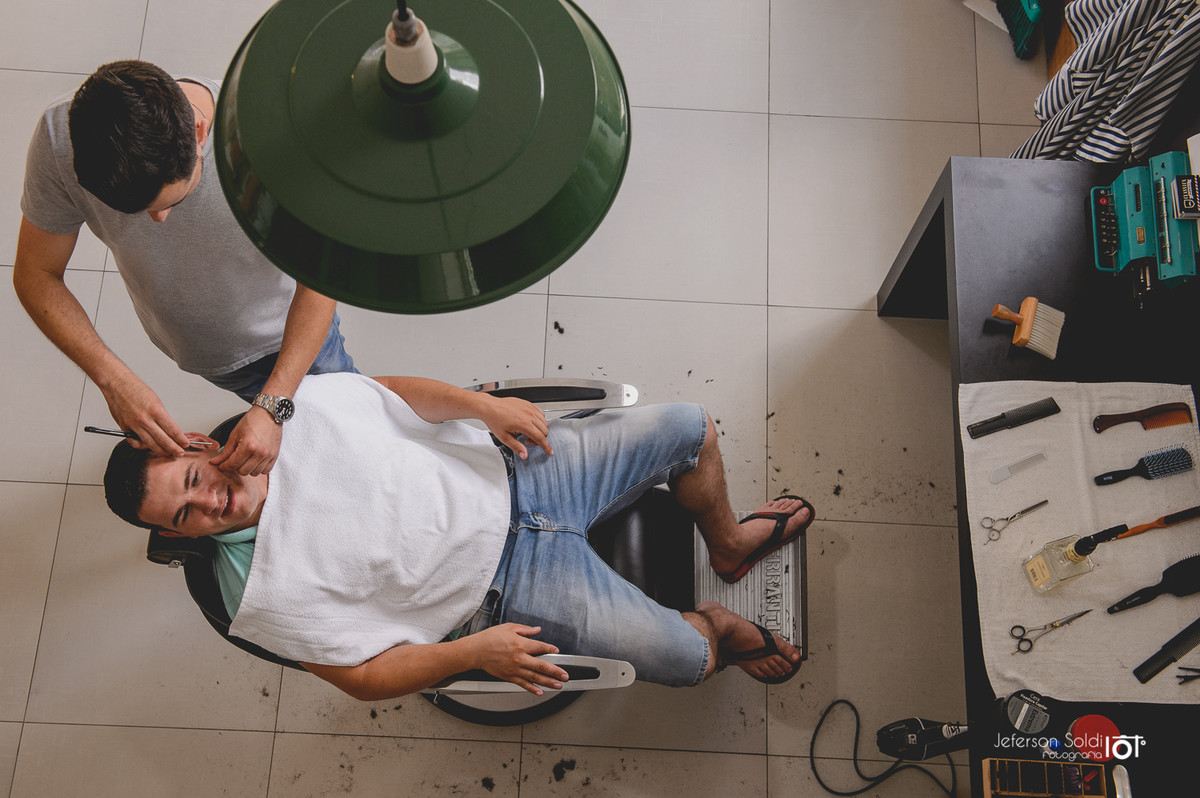 Noivo fazendo a barba.