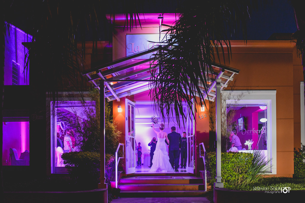 Chegada dos noivos no salão de festas.