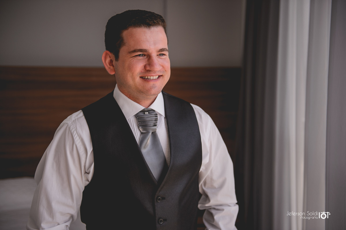 Noivo se vestindo para o casamento.