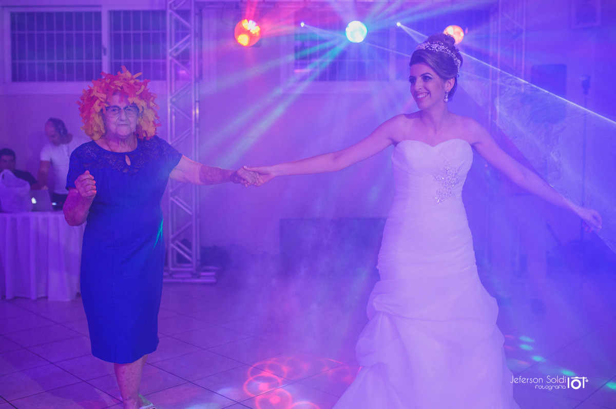 Noiva dançando com sua avó.