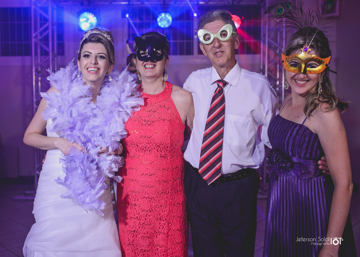 Noiva com seus pais e irmã.