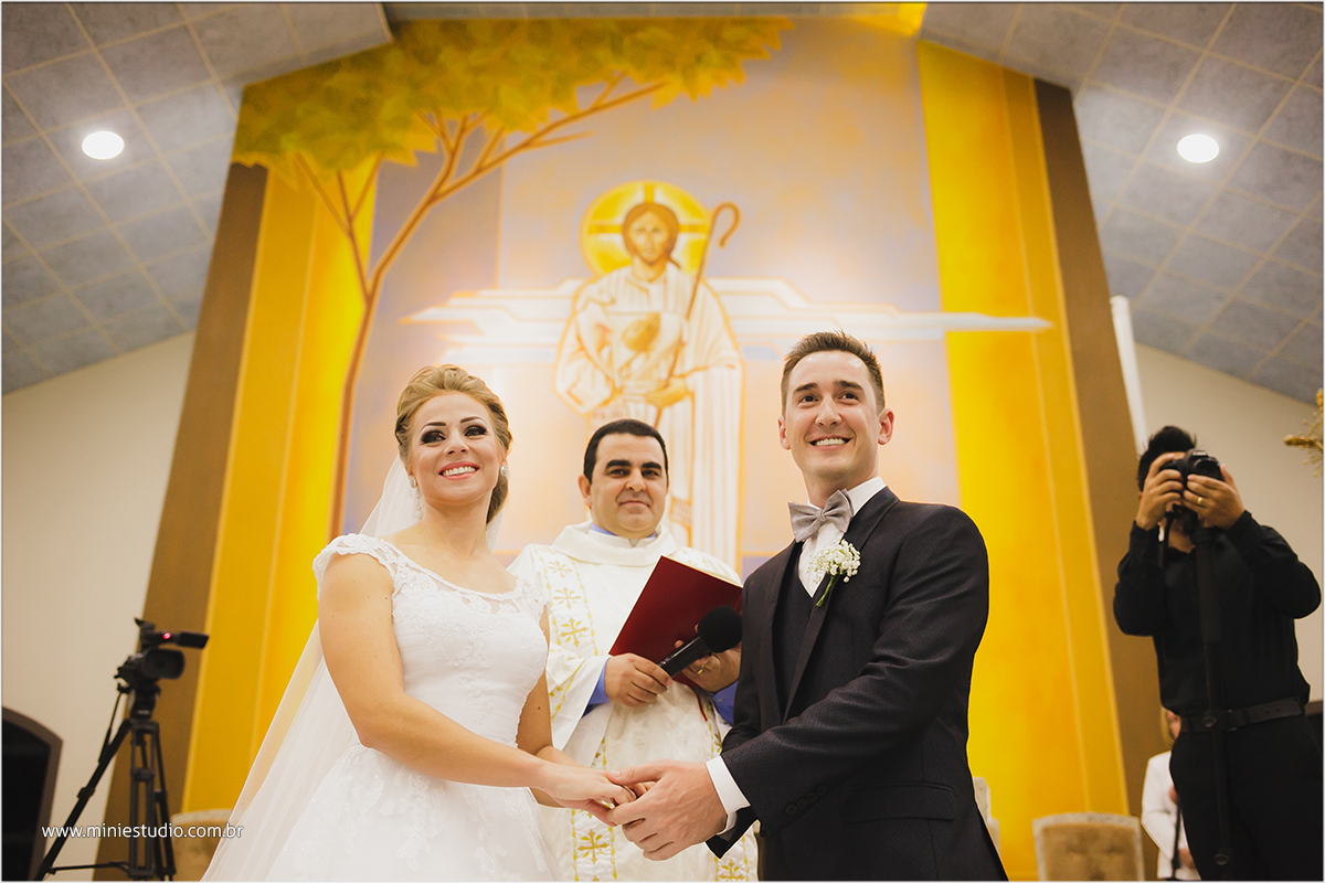 noivos na igreja