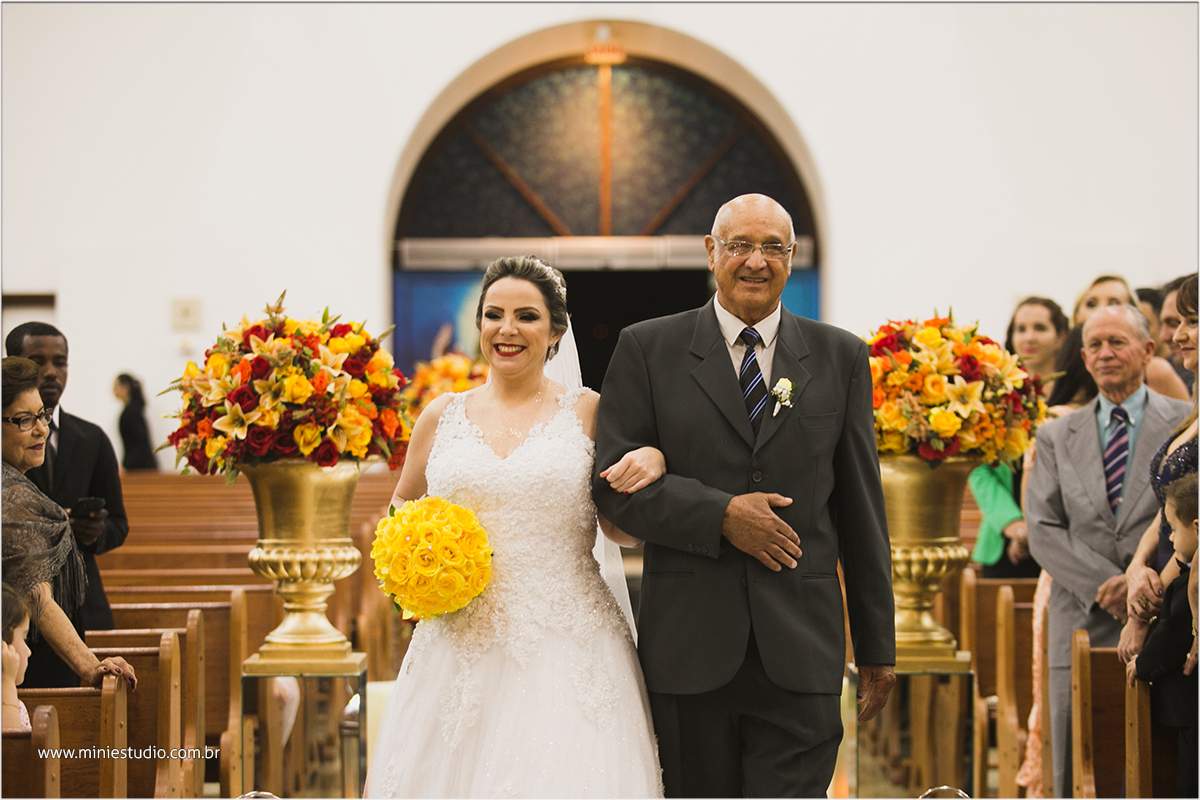 entrada da noiva na igreja