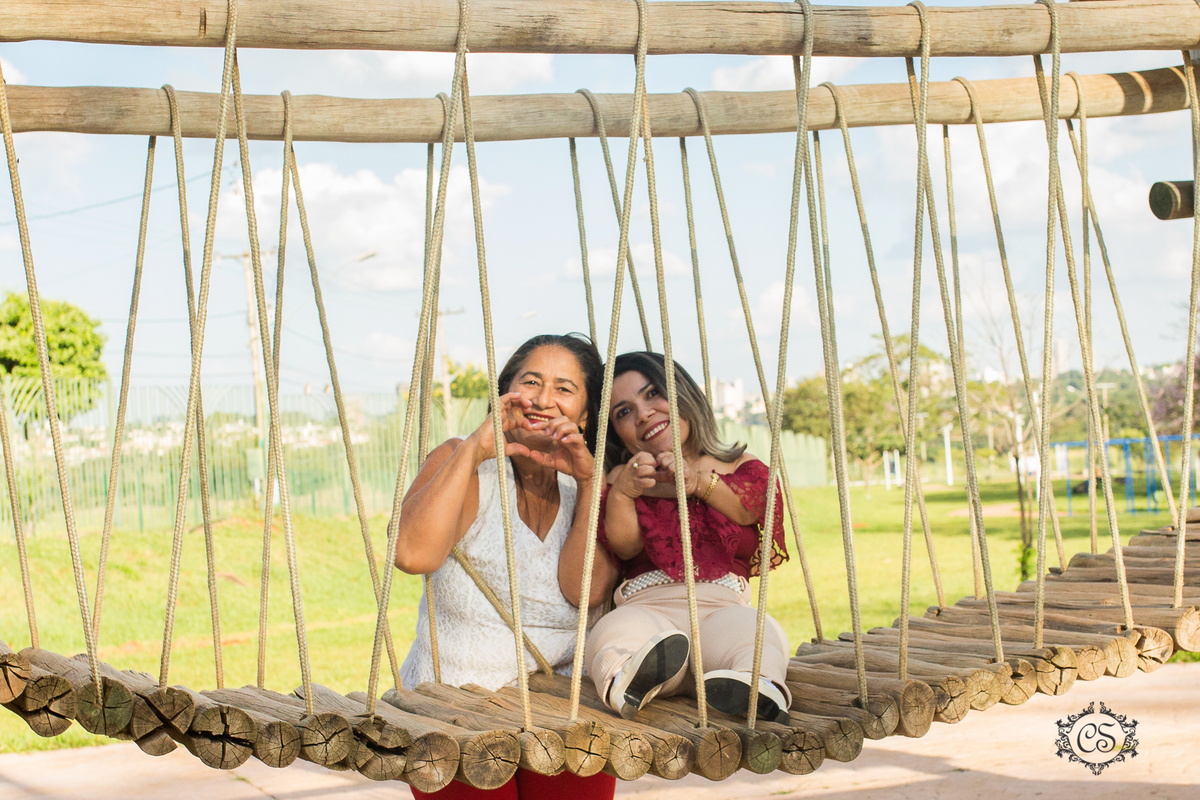 ensaio dia das mães anã e sua mãe no parque na univerdecidade uberaba ponte