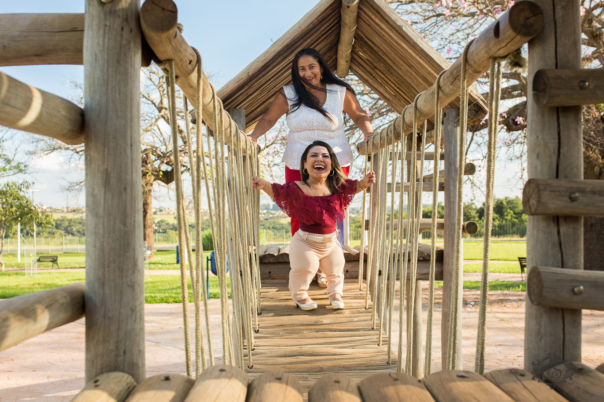 ensaio dia das mães anã e sua mãe no parque na univerdecidade uberaba brincando