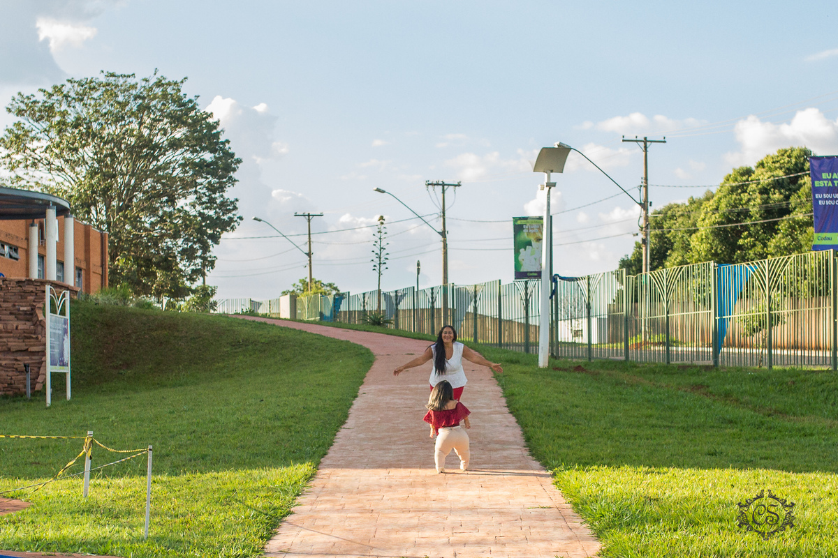 ensaio dia das mães anã e sua mãe no parque na univerdecidade uberaba caminho