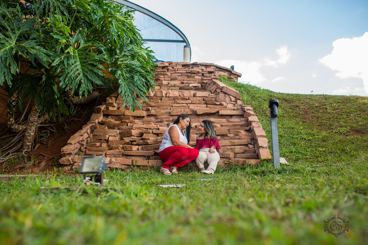 ensaio dia das mães anã e sua mãe no parque na univerdecidade uberaba conversa dialogando