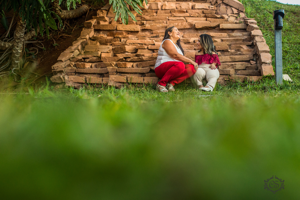 ensaio dia das mães anã e sua mãe no parque na univerdecidade uberaba conversa entre mãe e filha