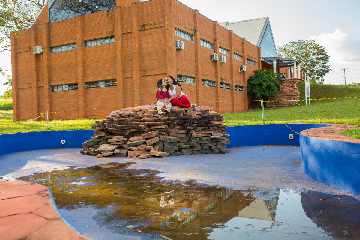 ensaio dia das mães anã e sua mãe no parque na univerdecidade uberaba reflexo