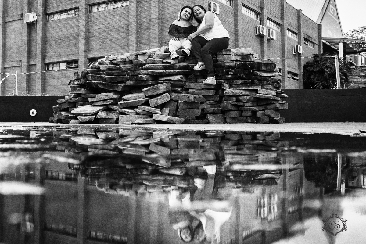 ensaio dia das mães anã e sua mãe no parque na univerdecidade uberaba reflexo preto e branco pb