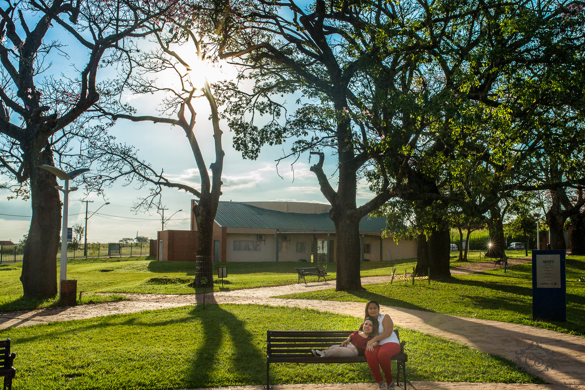 ensaio dia das mães anã e sua mãe no parque na univerdecidade uberaba paisagem fim de tarde