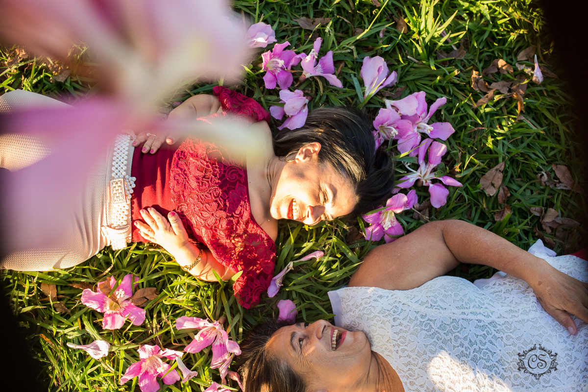 ensaio dia das mães anã e sua mãe no parque na univerdecidade uberaba flores caindo sorrisos