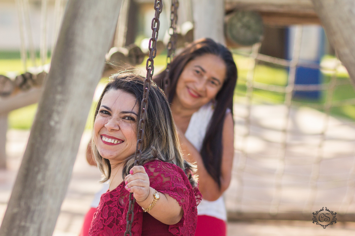 ensaio dia das mães anã e sua mãe no parque na univerdecidade uberaba balanço