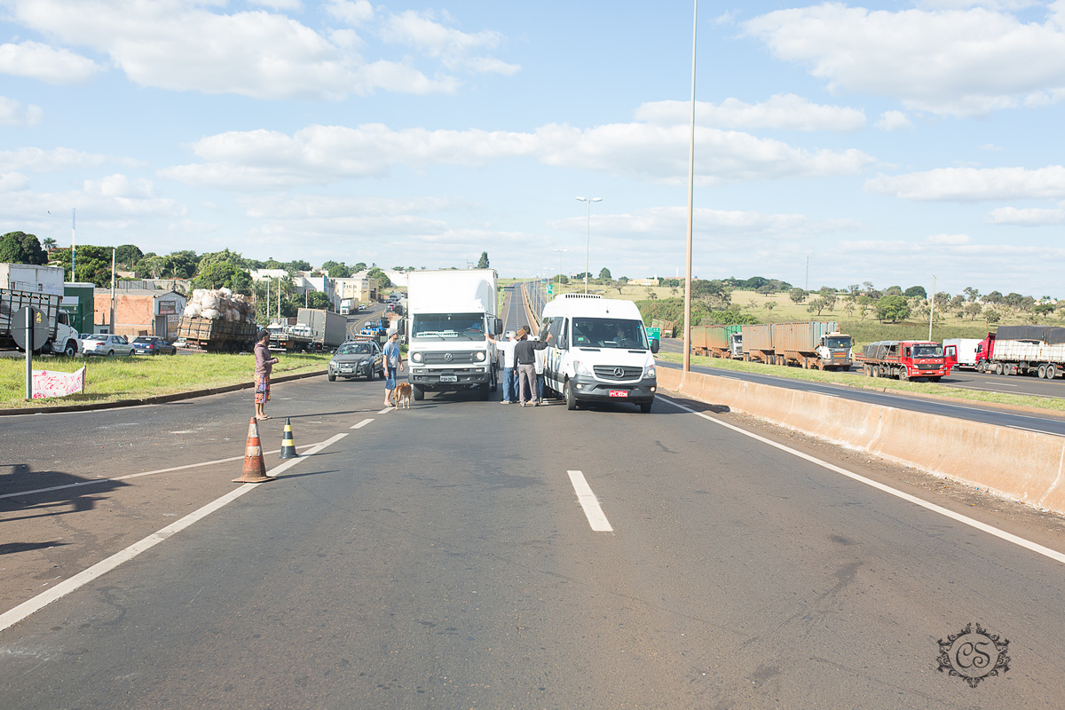manifestação dos caminheiros 2018 os caminhões parando na rodovia