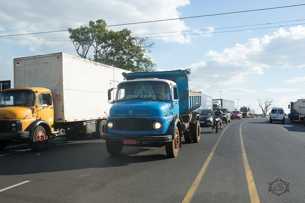 manifestação dos caminheiros 2018 jogou cmainhão em cima manifestantes parabrisa quebrado