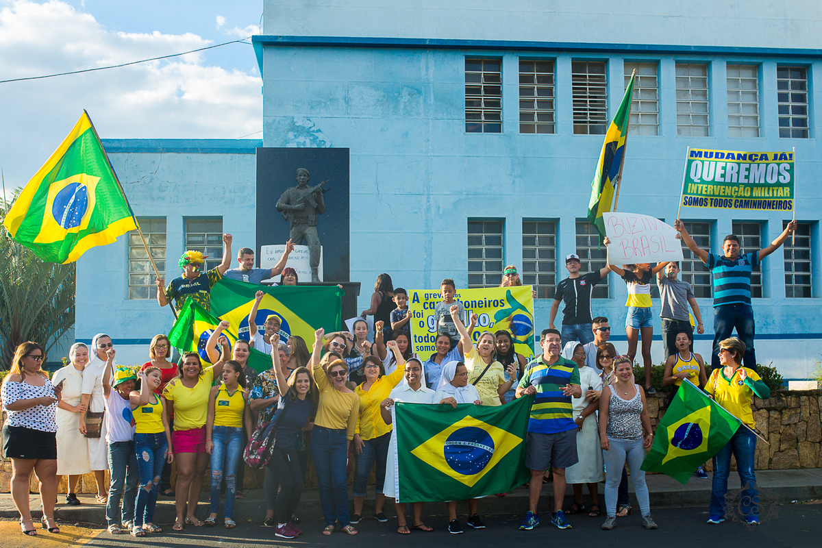 manifestação dos caminheiros 2018 posto zote uberaba MG quartel policia militar praça do quartel manifestante