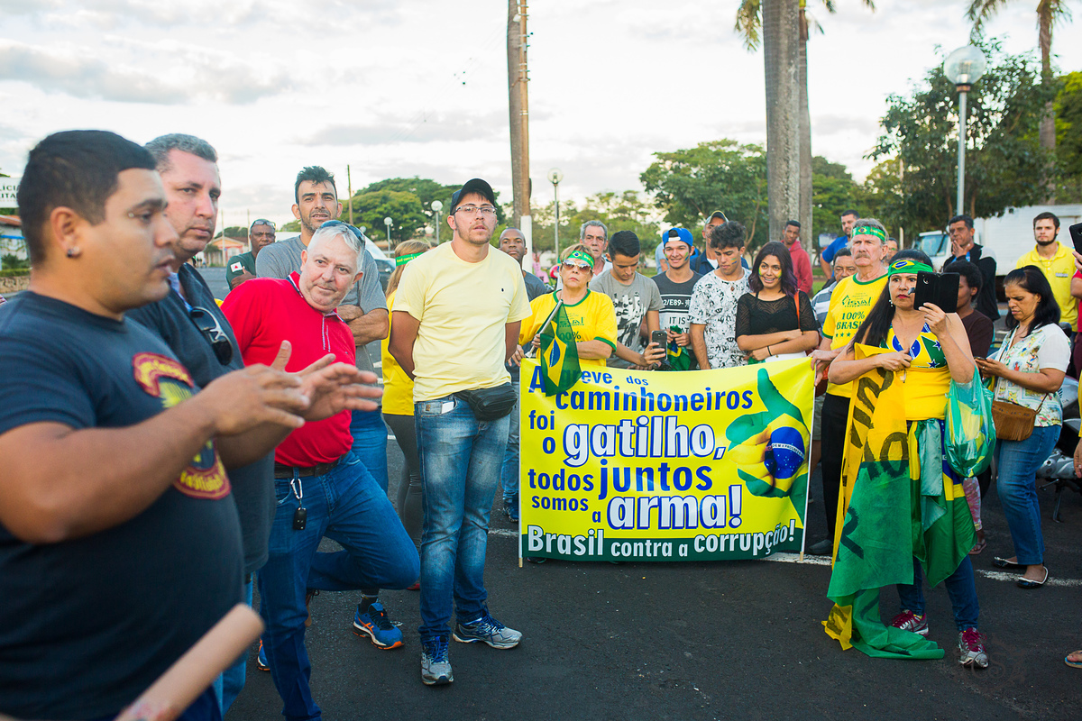 manifestação dos caminheiros 2018 posto zote uberaba MG quartel policia militar praça do quartel população