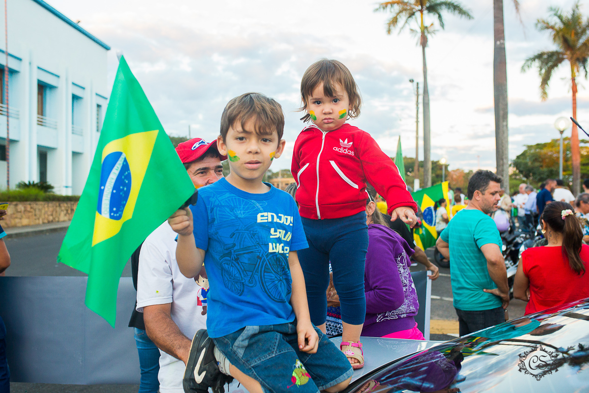 manifestação dos caminheiros 2018 posto zote uberaba MG quartel policia militar praça do quartel crianças