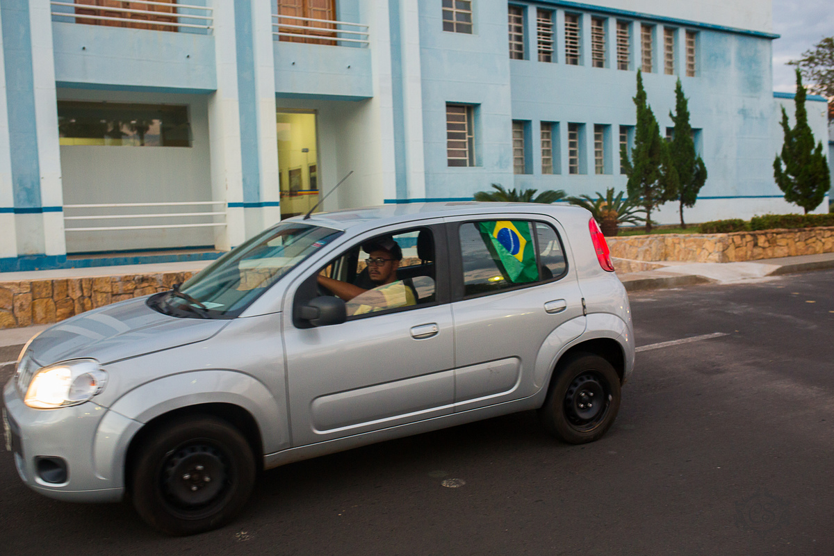 manifestação dos caminheiros 2018 posto zote uberaba MG quartel policia militar praça do quartel carro com bandeira do brasil