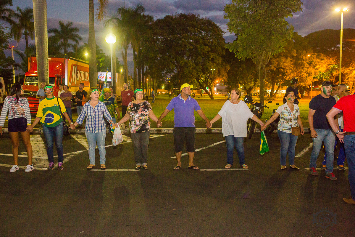 manifestação dos caminheiros 2018 posto zote uberaba MG quartel policia militar praça do quartel abraço no quartel