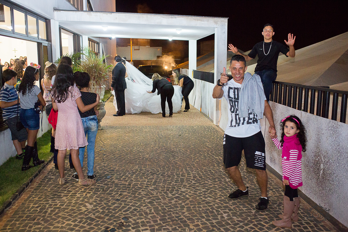 casamento igreja uberlandia pessoas vendo crianças