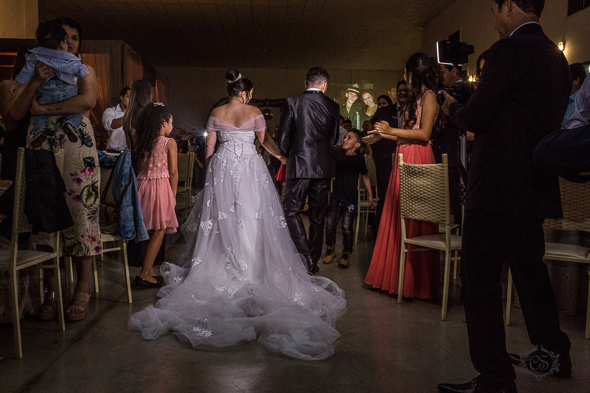 casamento uberlandia noivos chegando na festa