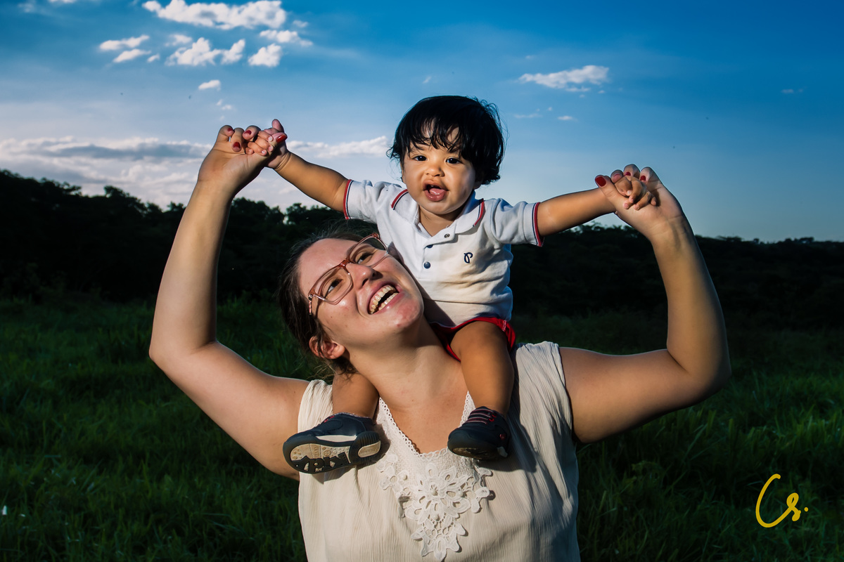 ensaio de familia no parque, epamig, mamãe e filho, mamãe de primeira viagem,  brincadeiras, fim de tarde, fazendo bichino, epamig, colinho, mamãe e filho, vovó, ternura, família, ensaio fotográfico, ensaio de familia, mulheres, uberaba