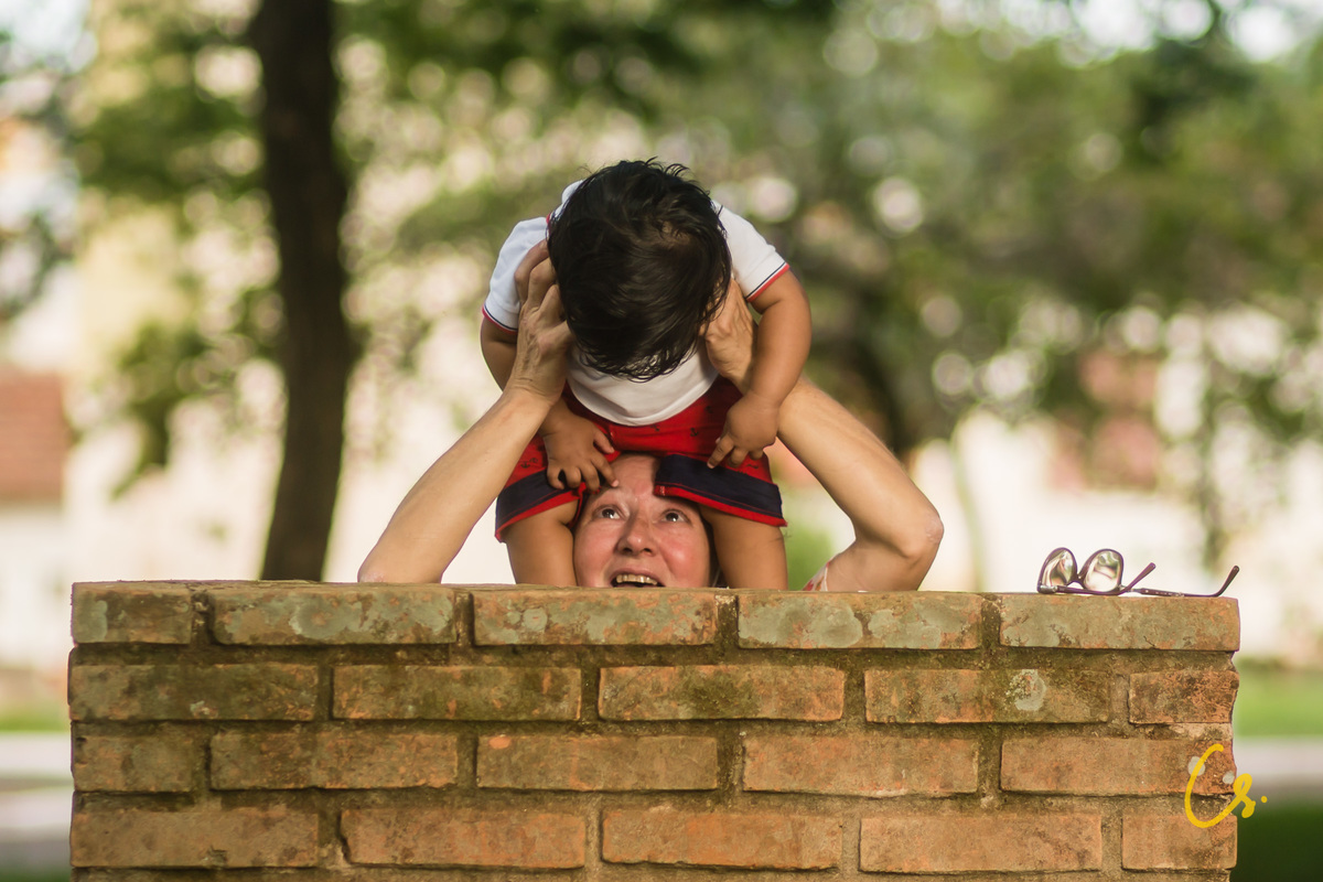 ensaio de familia no parque, epamig, mamãe e filho, mamãe de primeira viagem,  brincadeiras, fim de tarde, fazendo bichino, epamig, colinho, mamãe e filho, vovó, ternura, família, ensaio fotográfico, ensaio de familia, mulheres, uberaba