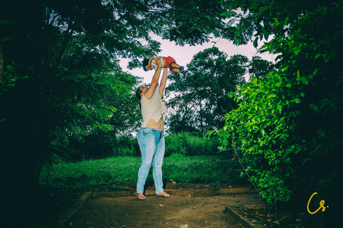ensaio de familia no parque, epamig, mamãe e filho, mamãe de primeira viagem,  brincadeiras, fim de tarde, fazendo bichino, epamig, colinho, mamãe e filho, vovó, ternura, família, ensaio fotográfico, ensaio de familia, mulheres, uberaba