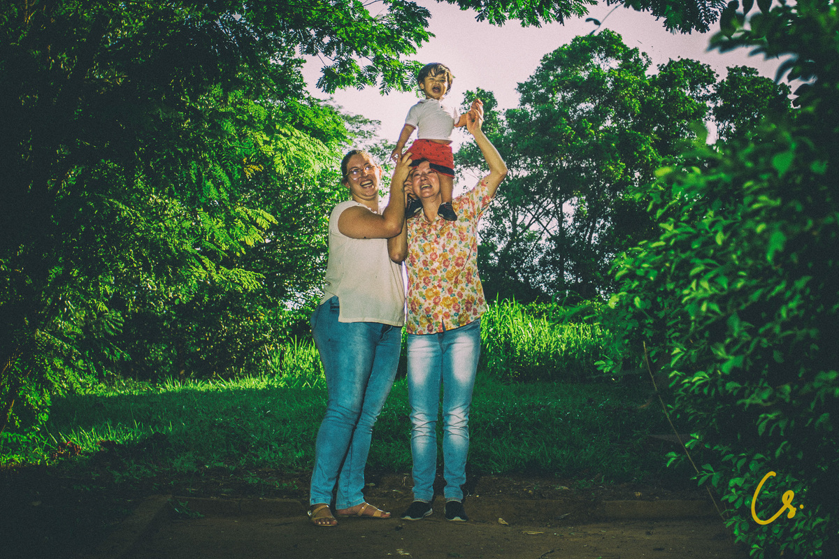 ensaio de familia no parque, epamig, mamãe e filho, mamãe de primeira viagem,  brincadeiras, fim de tarde, fazendo bichino, epamig, colinho, mamãe e filho, vovó, ternura, família, ensaio fotográfico, ensaio de familia, mulheres, uberaba