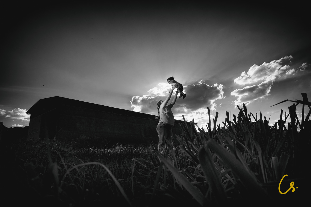 ensaio de familia no parque, epamig, mamãe e filho, mamãe de primeira viagem,  brincadeiras, fim de tarde, fazendo bichino, epamig, colinho, mamãe e filho, vovó, ternura, família, ensaio fotográfico, ensaio de familia, mulheres, uberaba
