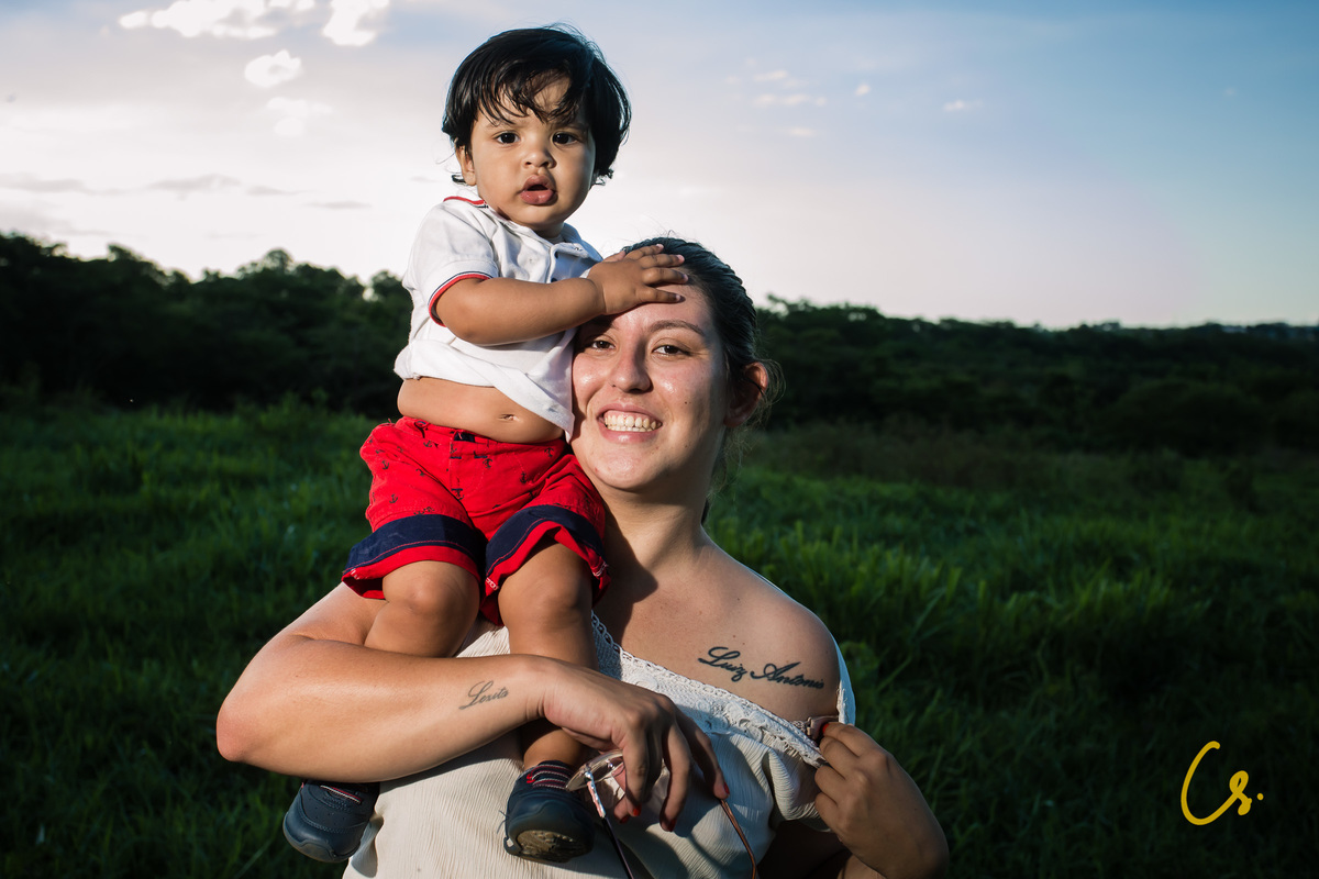 ensaio de familia no parque, epamig, mamãe e filho, mamãe de primeira viagem,  brincadeiras, fim de tarde, fazendo bichino, epamig, colinho, mamãe e filho, vovó, ternura, família, ensaio fotográfico, ensaio de familia, mulheres, uberaba