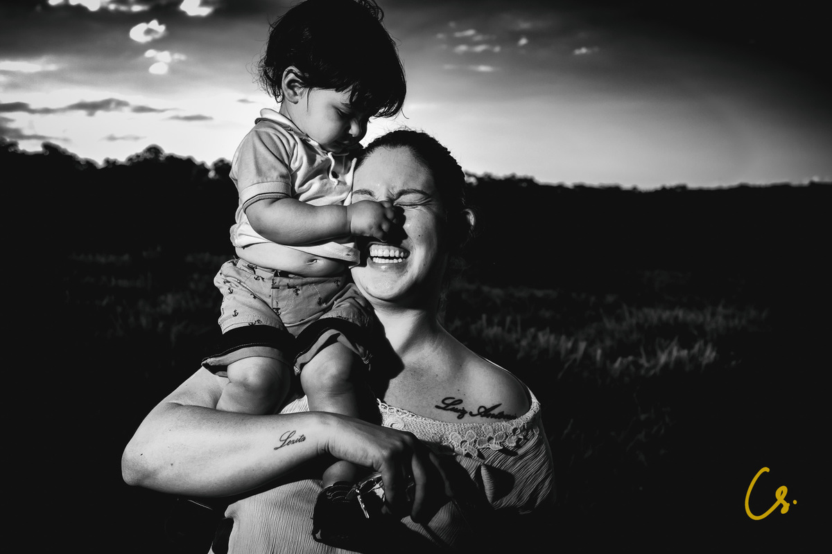 ensaio de familia no parque, epamig, mamãe e filho, mamãe de primeira viagem,  brincadeiras, fim de tarde, fazendo bichino, epamig, colinho, mamãe e filho, vovó, ternura, família, ensaio fotográfico, ensaio de familia, mulheres, uberaba