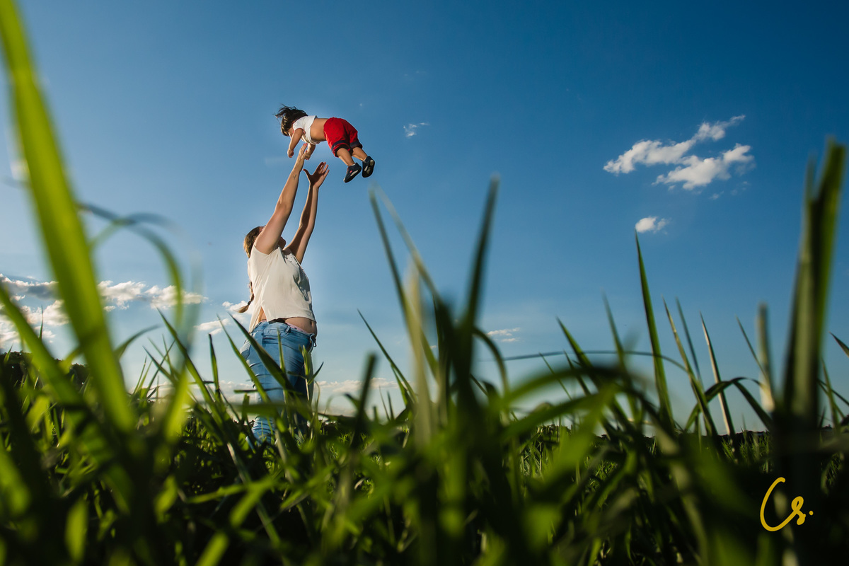 ensaio de familia no parque, epamig, mamãe e filho, mamãe de primeira viagem,  brincadeiras, fim de tarde, fazendo bichino, epamig, colinho, mamãe e filho, vovó, ternura, família, ensaio fotográfico, ensaio de familia, mulheres, uberaba