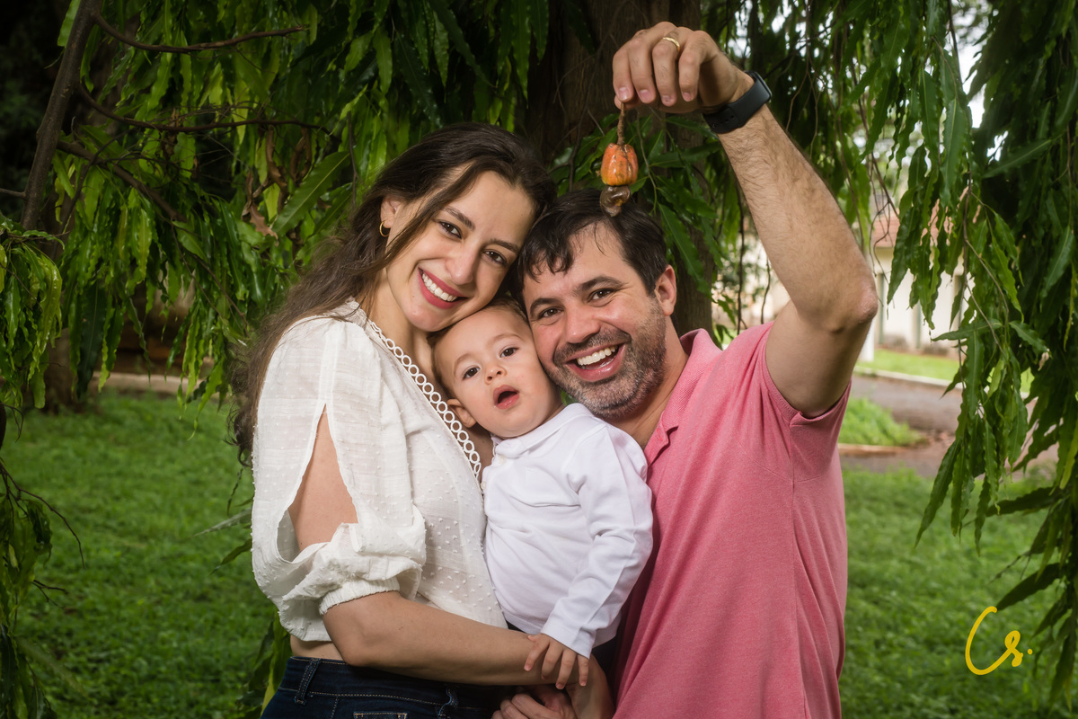ensaio família, família, criança, diversão, alegria, brincadeiras, felicidade, uberaba, minas gerais, 1 ano, aniversário, fruta, papais