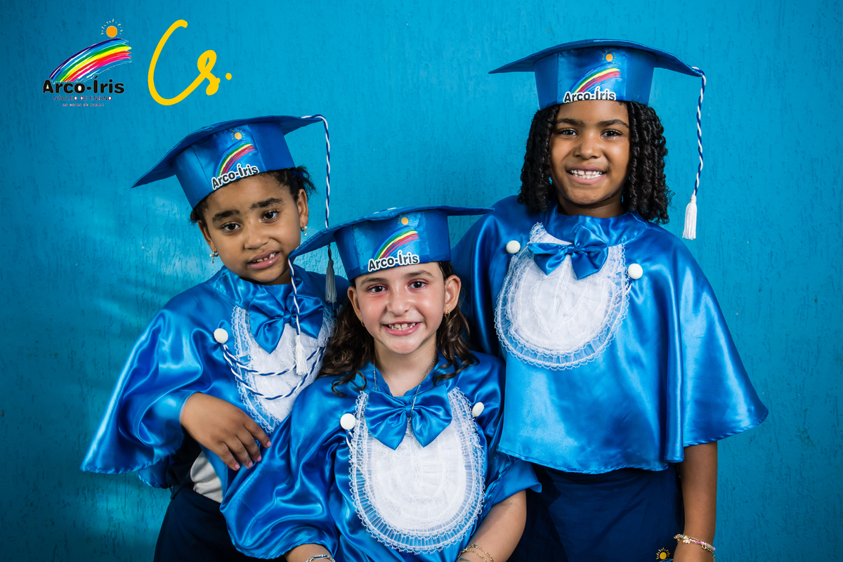 formatura, formatura infantil, escola infantil, formatura de criança, criança com beca, beca, beca azul, arco iris, 