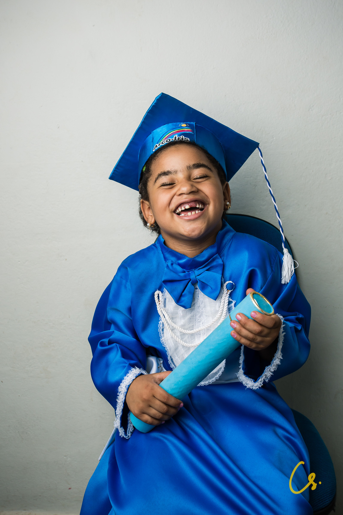 formatura, formatura infantil, escola infantil, formatura de criança, criança com beca, beca, beca azul, arco iris, alegria