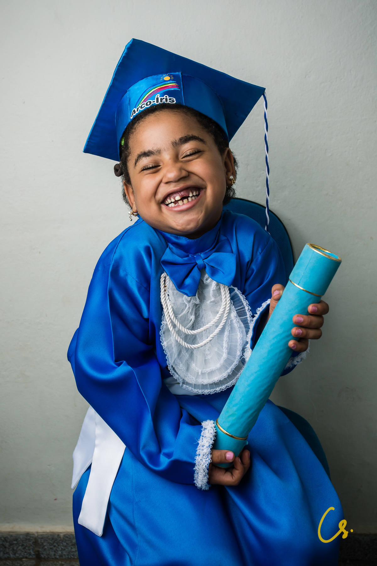formatura, formatura infantil, escola infantil, formatura de criança, criança com beca, beca, beca azul, arco iris, 