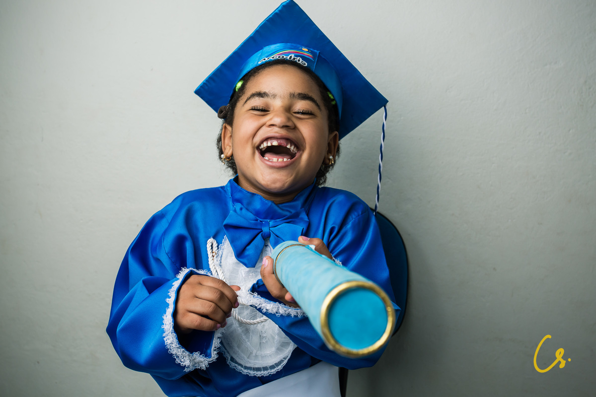 formatura, formatura infantil, escola infantil, formatura de criança, criança com beca, beca, beca azul, arco iris, 