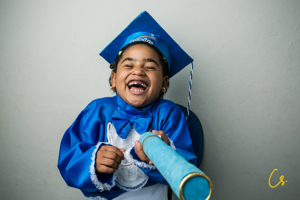 formatura, formatura infantil, escola infantil, formatura de criança, criança com beca, beca, beca azul, arco iris, 