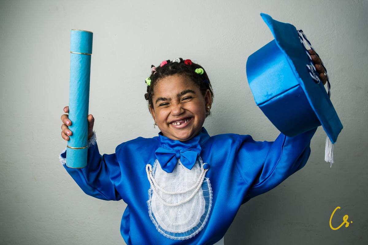 formatura, formatura infantil, escola infantil, formatura de criança, criança com beca, beca, beca azul, arco iris, 