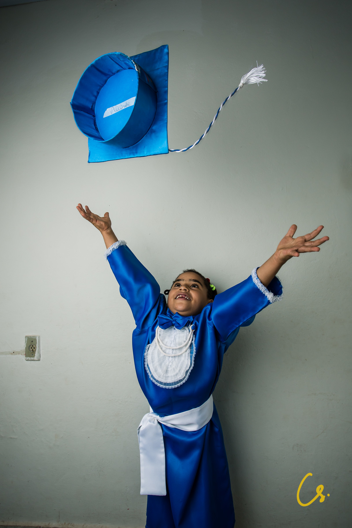formatura, formatura infantil, escola infantil, formatura de criança, criança com beca, beca, beca azul, arco iris, 