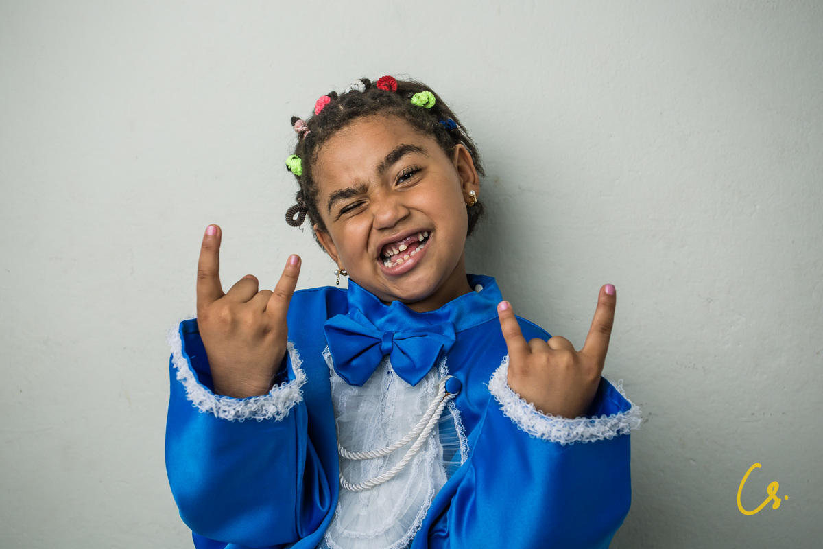 formatura, formatura infantil, escola infantil, formatura de criança, criança com beca, beca, beca azul, arco iris, 