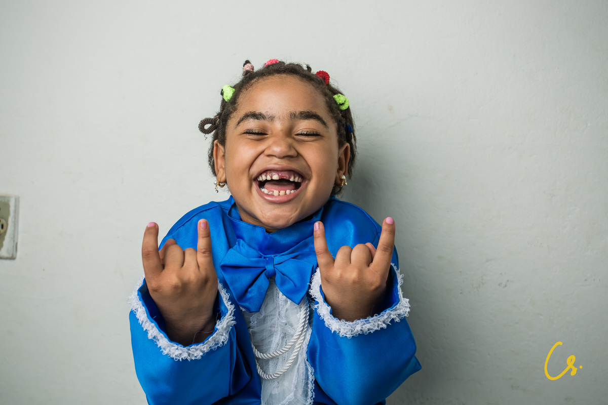 formatura, formatura infantil, escola infantil, formatura de criança, criança com beca, beca, beca azul, arco iris, 