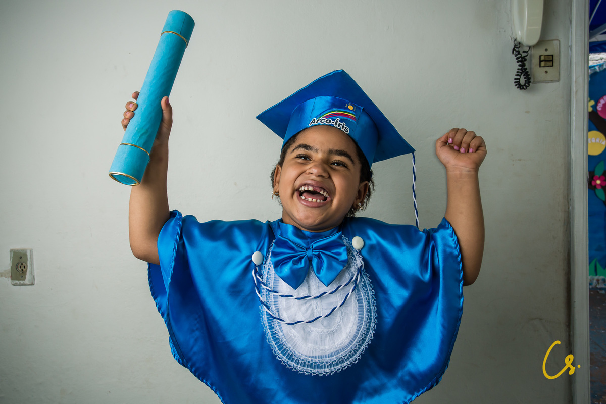 formatura, formatura infantil, escola infantil, formatura de criança, criança com beca, beca, beca azul, arco iris, 